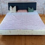 Zirbenbett mit gepolstertem Kopfteil