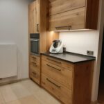 Küche Eiche Astig mit schwarzer Steinarbeitsplatte und Oberschrank