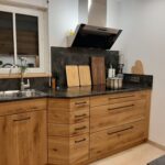 Küche Eiche Astig mit Steinarbeitsplatte