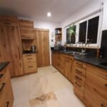 Küche Eiche Astig mit schwarzer Steinarbeitsplatte