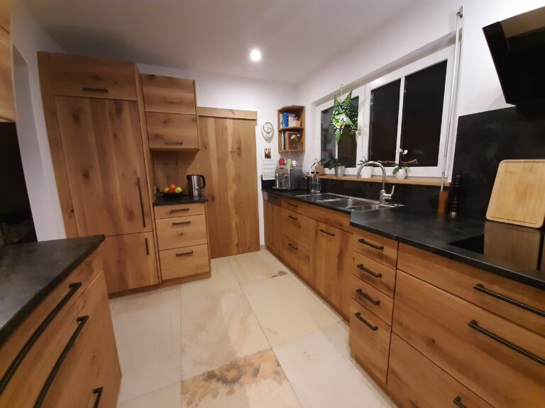 Küche Eiche Astig mit schwarzer Steinarbeitsplatte