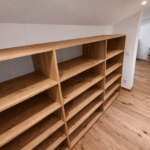 Begehbarer Einbauschrank aus Eiche nach Maß in Rosenheim mit offenen Regalen