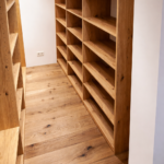 Begehbarer Kleiderschrank aus Holz in Rosenheim Innenansicht