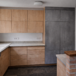 Moderne Schreinerküche aus Holz mit Betonoptik in München